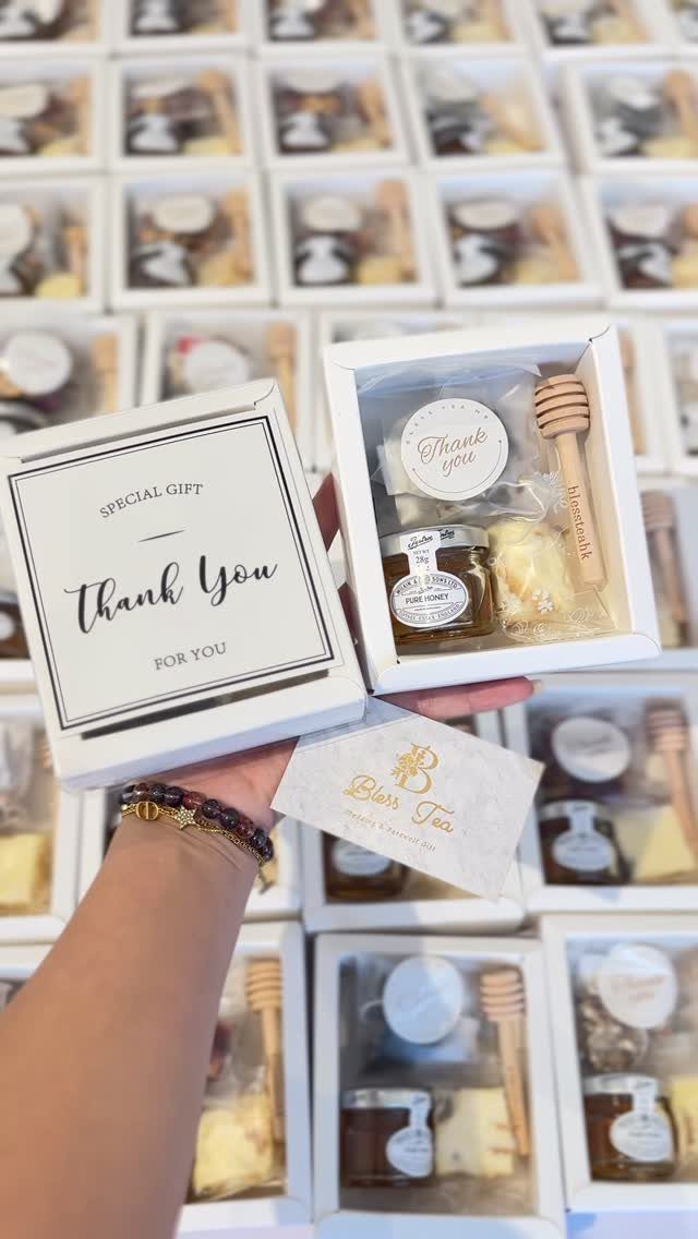 Honey gift boxes with wooden dippers and thank you tags for wedding favors